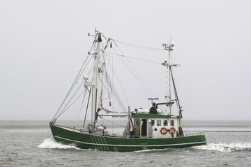 Naklejka premium Grüner Fischkutter im Herbst
