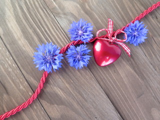 Rotes Herz mit blauen Blumen