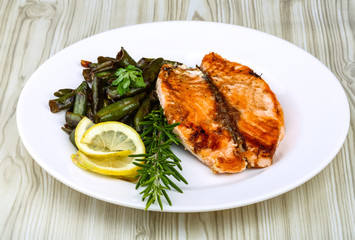 Grilled salmon with green beans