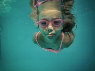 Foto op Plexiglas Fille nager piscine © muro