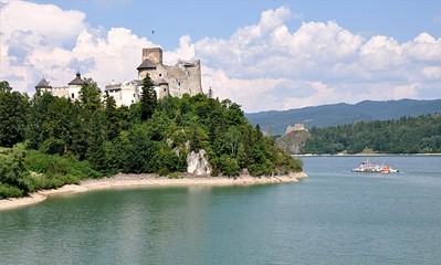 Fototapeta na wymiar Lake and Castle Niedzica, Poland, Europe