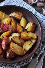 Baked potato with bacon, rosemary, olive oil and sea salt