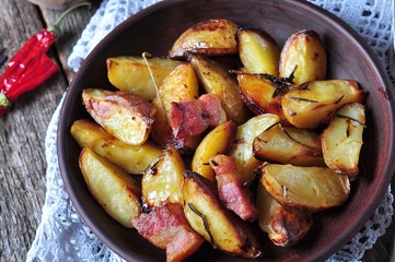 Baked potato with bacon, rosemary, olive oil and sea salt