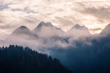 Zelfklevend Fotobehang De bergen in de mist © Katerina Tretiakova