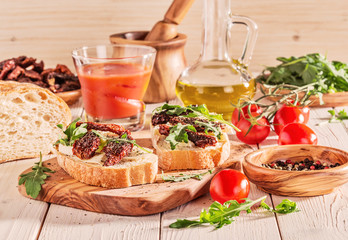 Sandwich with mozzarella, sun-dried tomatoes and arugula.