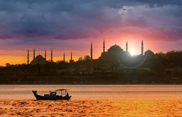 Coucher de soleil sur Istanbul Silhouette et le bateau de pêche