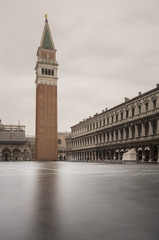 Naklejka premium Early view of historical square of San Marco during high tide on November 5, 2014