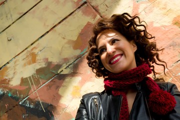 Junge Frau vor Graffitiwand 