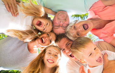 familie zusammen viele generationen lachen 