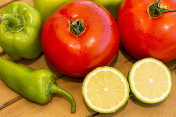 Wet tomatoes, green bell pepper, green pepper and sliced half a lemon pieces