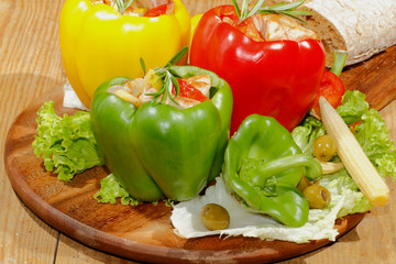 Paprikaschoten, gefüllt, gegrillte Putenbrust, Gemüse, Salat