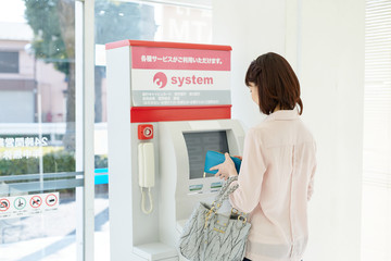 ATMを使う女性 - 89253719