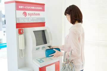 ATMを使う女性