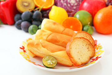 新鮮な果物とパン