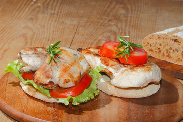 Toast, Toastbrötchen, gegrilltes Putenschnitzel, Tomate, Salat,