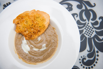 mushroom soup with garlic bread