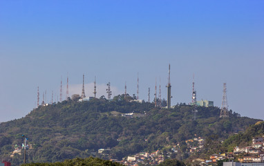 Colina com antenas