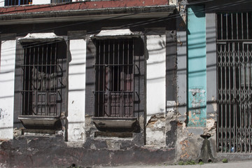 VENEZUELA,CARACAS,OLD HOUSE,TEAR WALLS,PEELING WALLS,BIG WINDOWS,OLD STYLE,VINTAGE