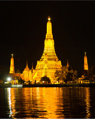 Fototapeta premium Wat Arun Temple in bangkok thailand in twilight.