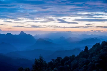 Fototapeten Blaue Berge und Farbe des Sonnenaufgangs © tuanjai62