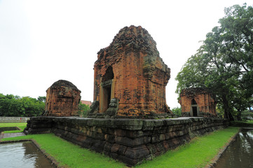 Fototapeta na wymiar Prasat Sikhoraphum or Castle Rock temple in Surin of Thailand