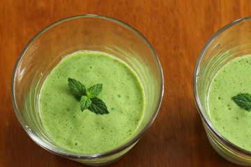 Komatsuna and apple and kiwi smoothie