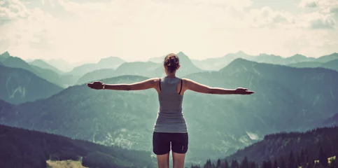 Foto op Plexiglas Vrouw die de natuur viert en de top bereikt © XtravaganT