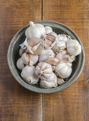 Varios ajos crudos