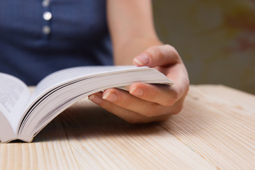 Naklejka premium Closeup hand open book for reading concept background