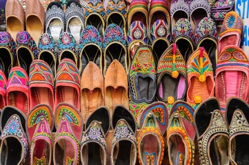 Foto op Plexiglas Verzameling traditionele Jutti-schoenen uit Rajasthan, India © srijanroyc