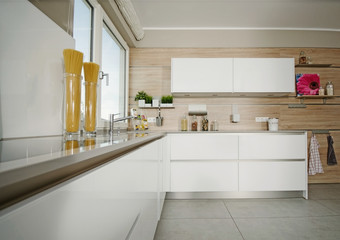 weisse, helle Küchenzeile
