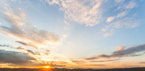 Selbstklebende Fototapete Himmel bunter dramatischer Himmel mit Wolken bei Sonnenuntergang