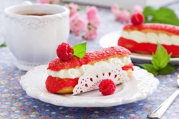 Eclair with strawberries and cream shibust.
