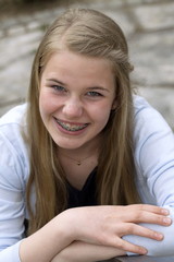 Teenager lacht in die Kamera