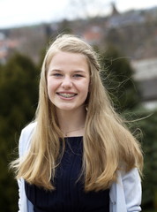 Teenager lacht in die Kamera