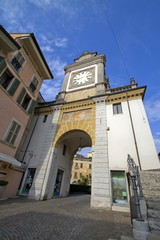 porta con orologio a salò sul lago di garda in provincia di brescia in italia da visitare 