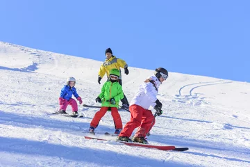 Cercles muraux Sports dhiver Skifahren mit den Kindern