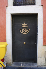 Puerta de sucursal Correos en Cantabria