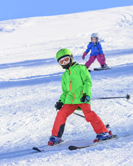 Fototapeta na wymiar Kinder beim Skifahren