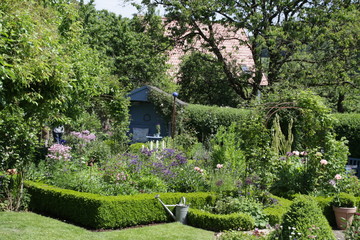 Fototapeta na wymiar Garten mit Laube und Hecken