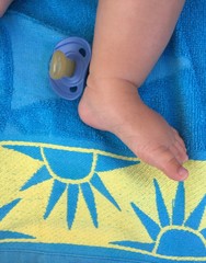 bambino ciuccio lettino spiaggia