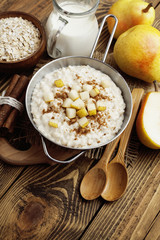 Oatmeal with pear and cinnamon