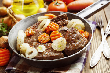 Liver fried with carrot and onion