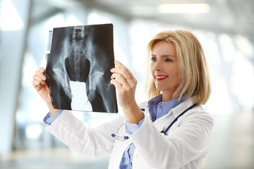 Analyzing x-ray image - obrazy, fototapety, plakaty