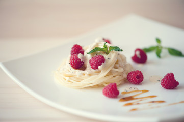 Spaghetti with raspberry in cream sauce