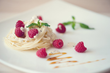 Spaghetti with raspberry in cream sauce