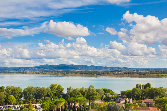 Foto panoramica del Lago Trasimeno