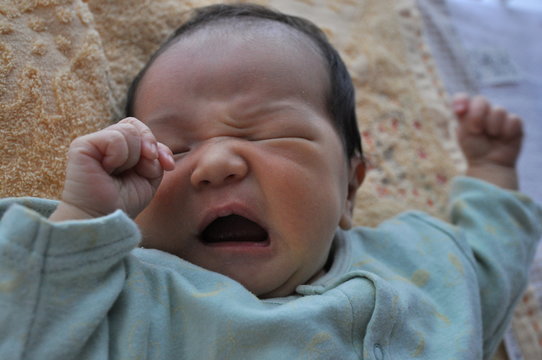 新生児の泣き顔　赤ちゃん