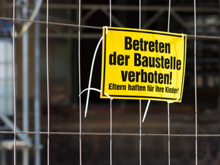 Baustelle betreten verboten - Verbot - Gefahr - Kinder - Haftung
