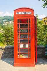 Obraz premium Libreria gratuita all'interno della cabina telefonica